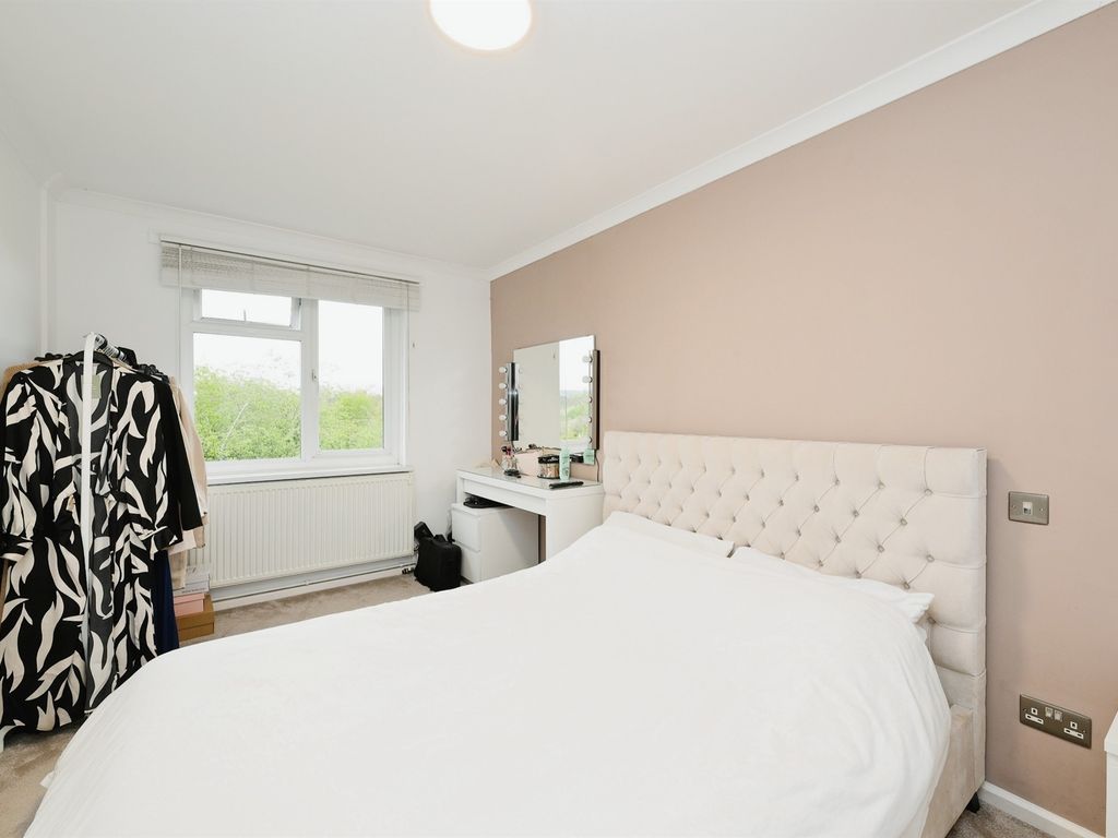 1 bed flat for sale in Winters Way, Waltham Abbey EN9, £200,000