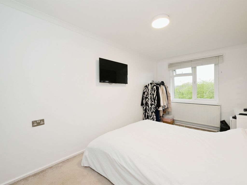 1 bed flat for sale in Winters Way, Waltham Abbey EN9, £200,000