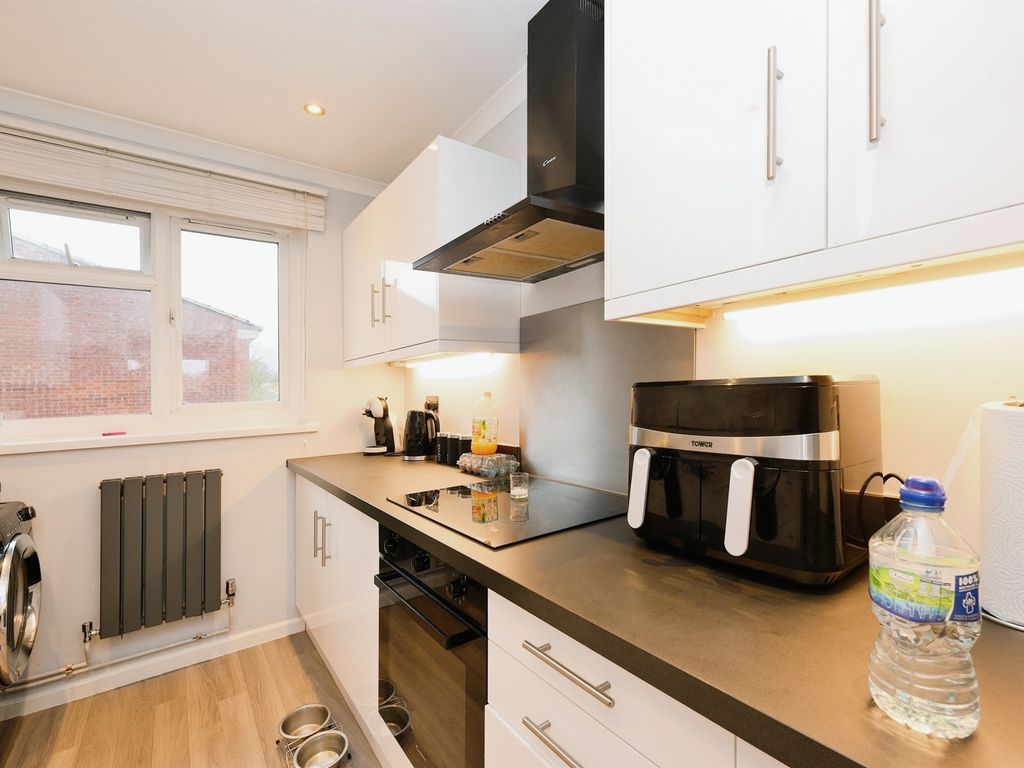 1 bed flat for sale in Winters Way, Waltham Abbey EN9, £200,000