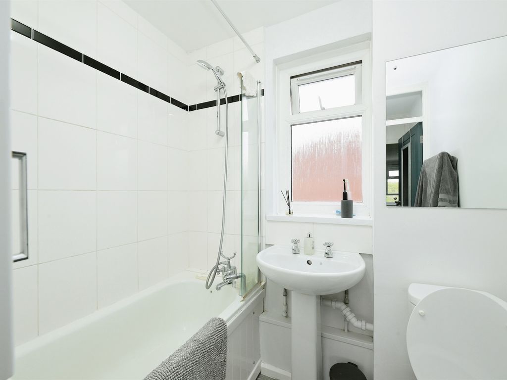 1 bed flat for sale in Winters Way, Waltham Abbey EN9, £200,000