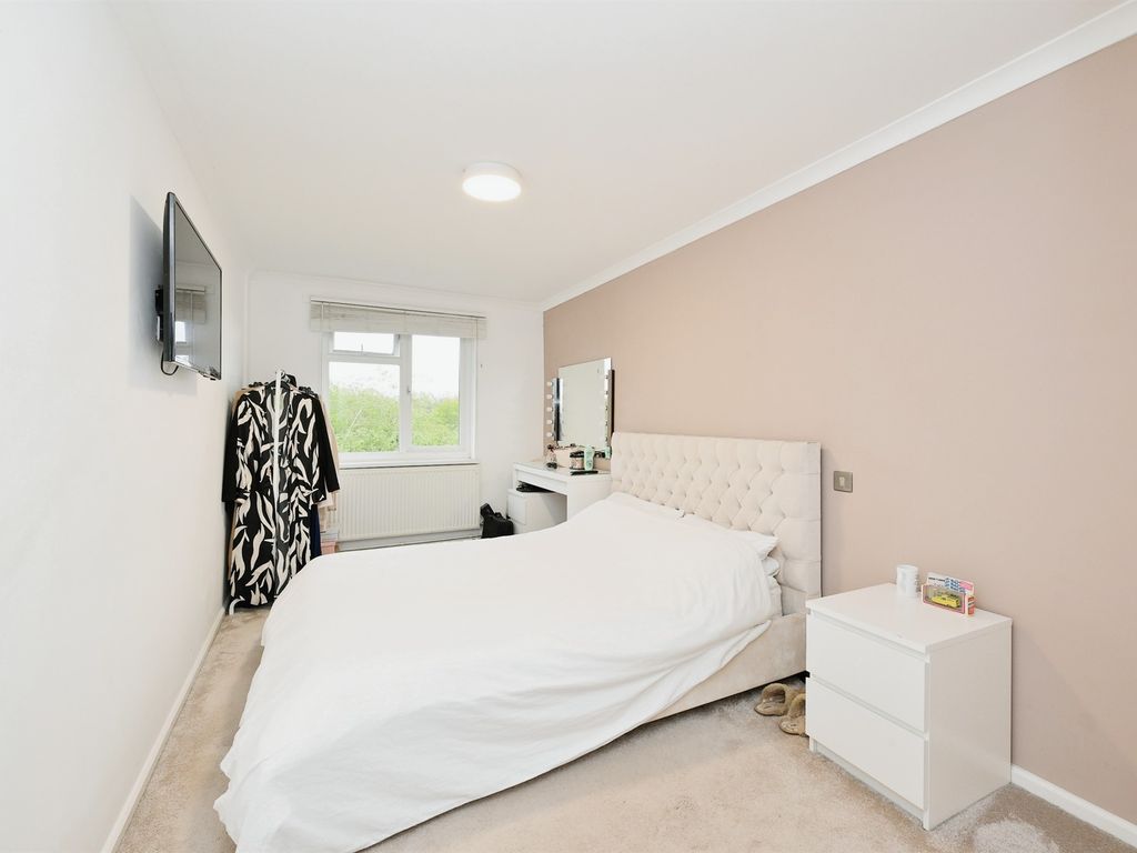 1 bed flat for sale in Winters Way, Waltham Abbey EN9, £200,000