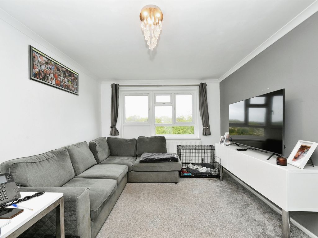 1 bed flat for sale in Winters Way, Waltham Abbey EN9, £200,000