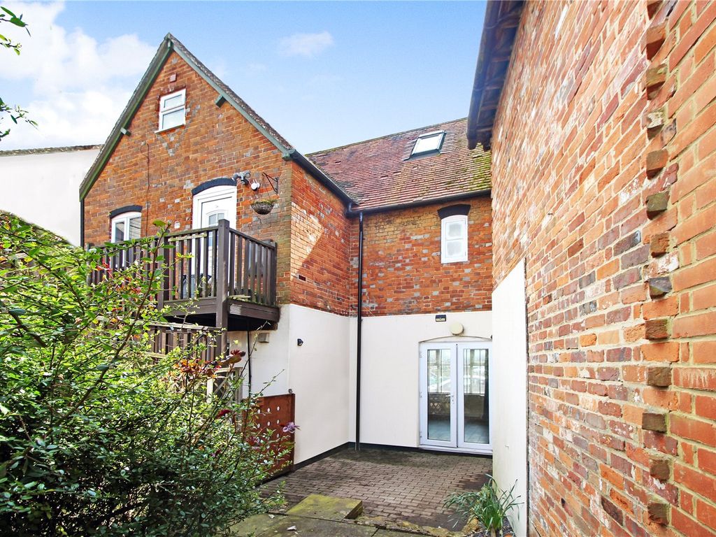 1 bed flat for sale in Market Place, Lambourn, Hungerford, Berkshire RG17, £135,000