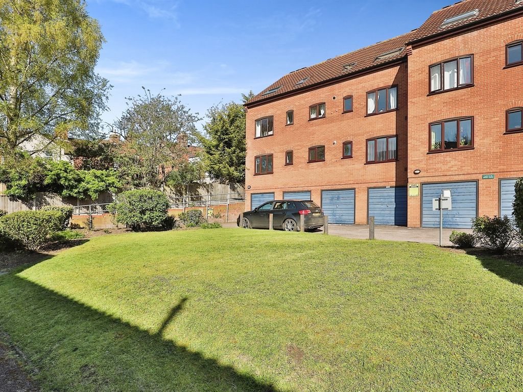 2 bed flat for sale in Roseville Close, Norwich NR1, £140,000