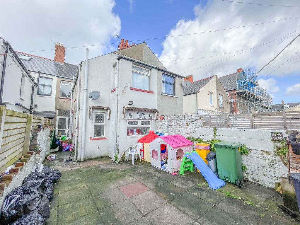 4 bed terraced house for sale in Grosvenor Street, Cardiff CF5, £270,000