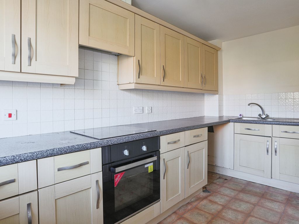 2 bed flat for sale in Victoria Court, Leeds, West Yorkshire LS15, £110,000