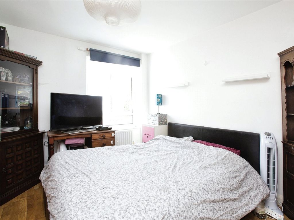 2 bed flat for sale in Acton Close, London N9, £140,000