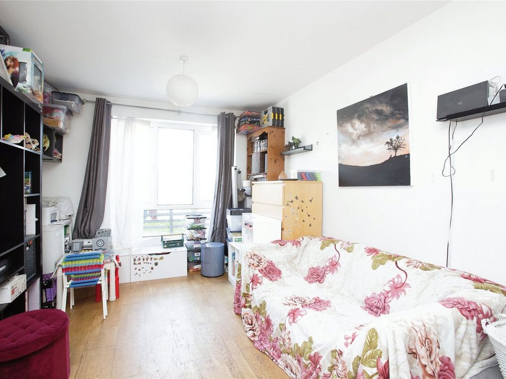 2 bed flat for sale in Acton Close, London N9, £140,000