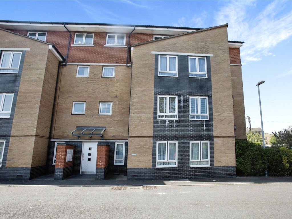 2 bed flat for sale in Acton Close, London N9, £140,000