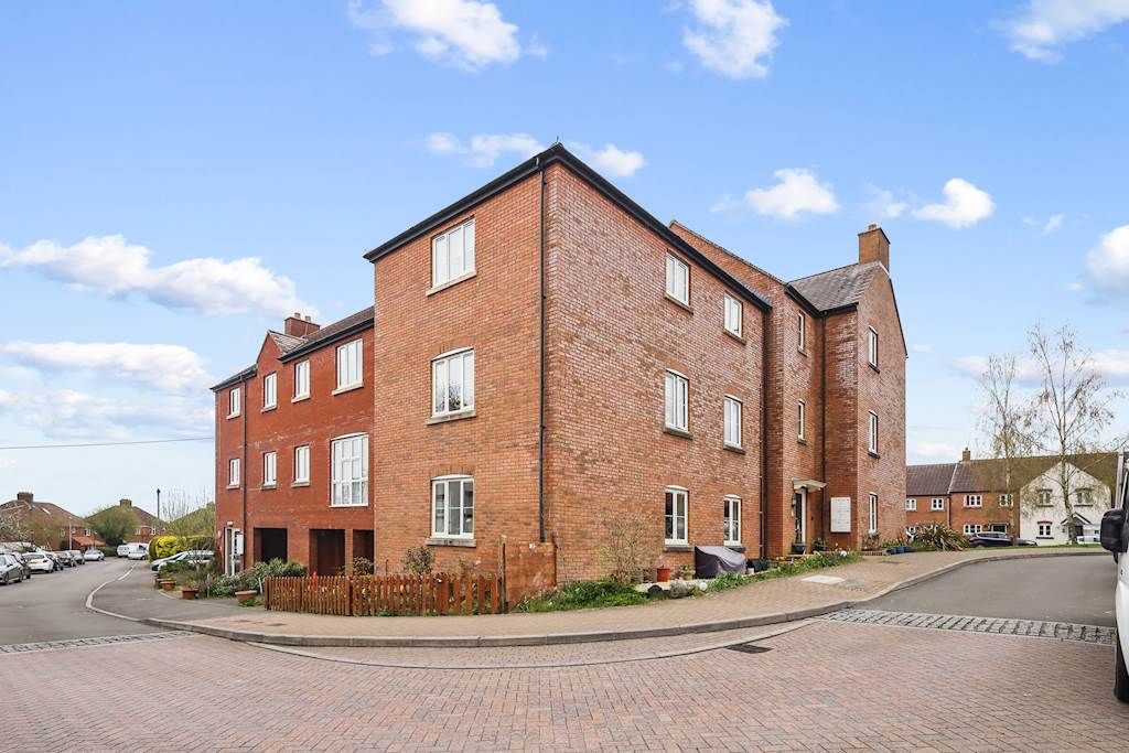2 bed flat for sale in Orchard Road, Marlborough, Wiltshire SN8, £95,000