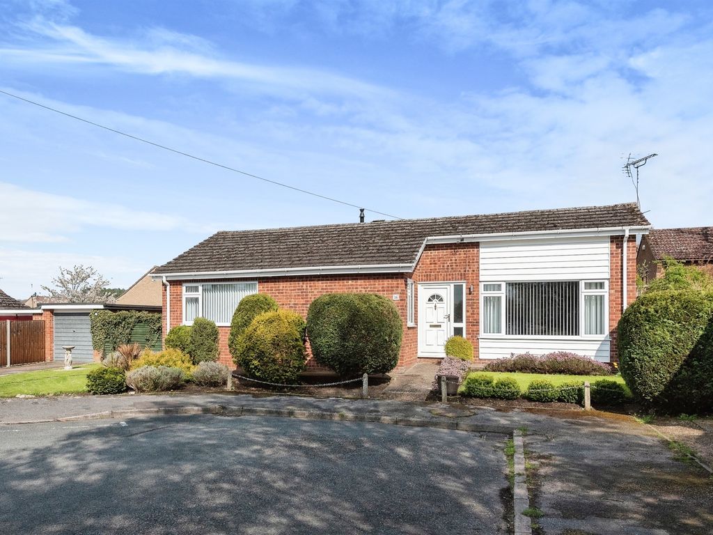 3 bed detached bungalow for sale in The Paddocks, Brandon IP27, £280,000