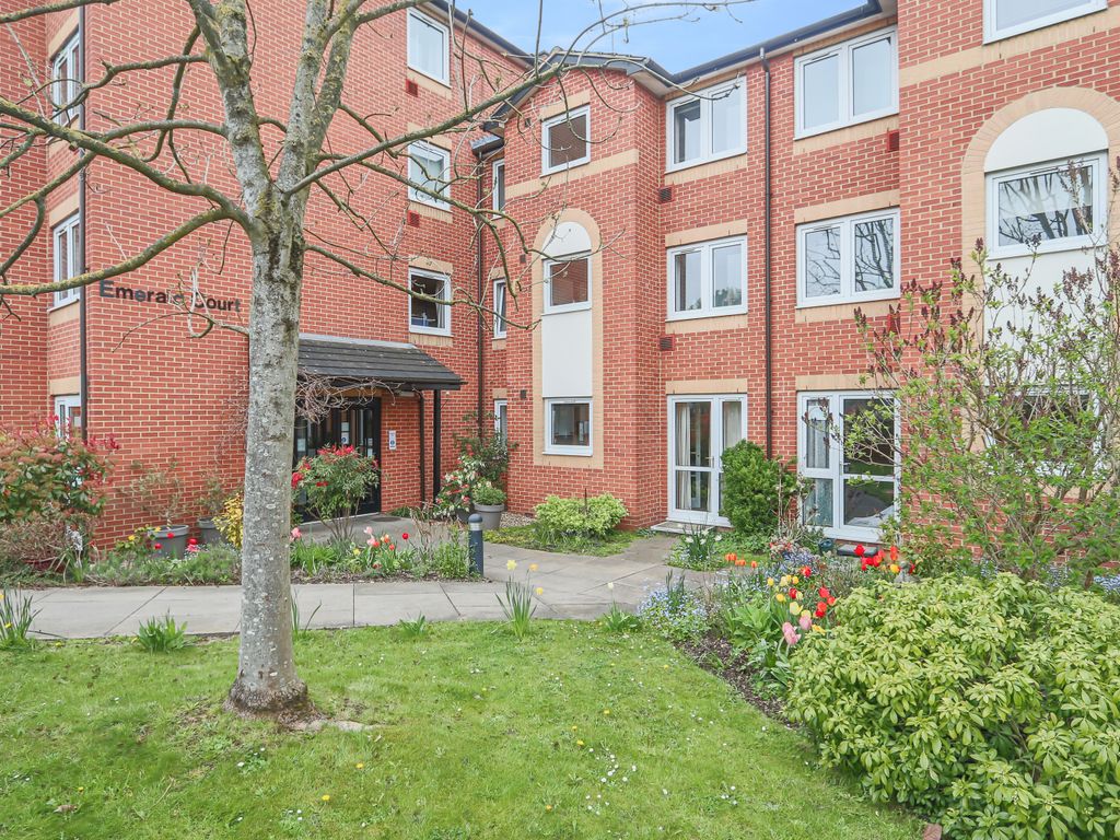 1 bed flat for sale in Brighton Road, Coulsdon CR5, £124,950