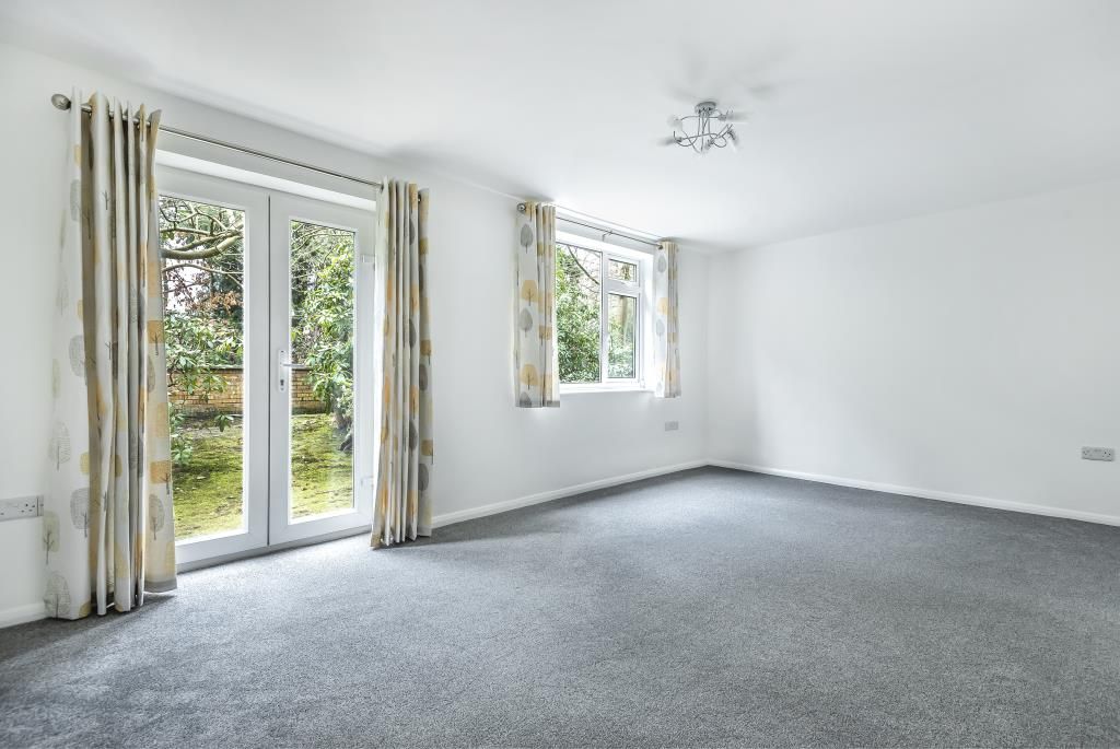 2 bed flat for sale in Sunningdale, Berkshire SL5, £325,000