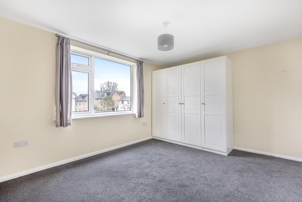 2 bed flat for sale in Sunningdale, Berkshire SL5, £325,000