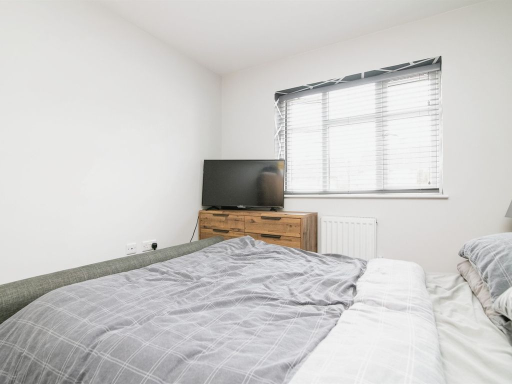 2 bed flat for sale in Valley Road, Cradley Heath B64, £140,000