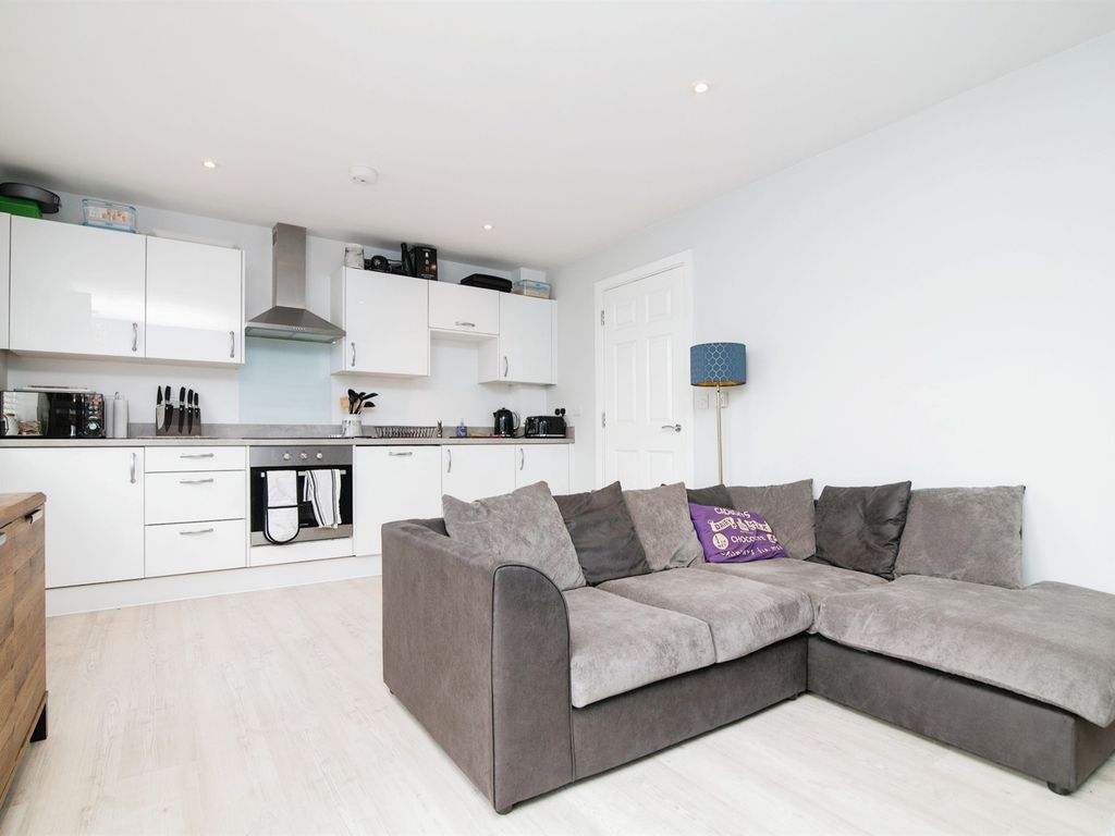 2 bed flat for sale in Valley Road, Cradley Heath B64, £140,000
