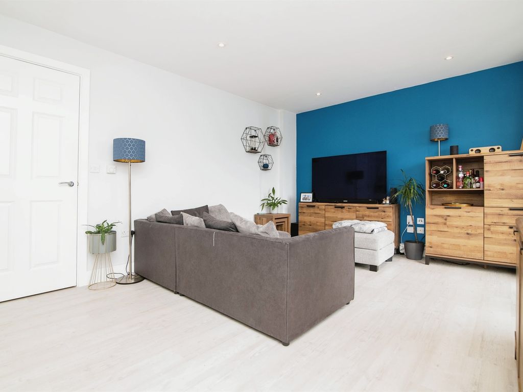 2 bed flat for sale in Valley Road, Cradley Heath B64, £140,000