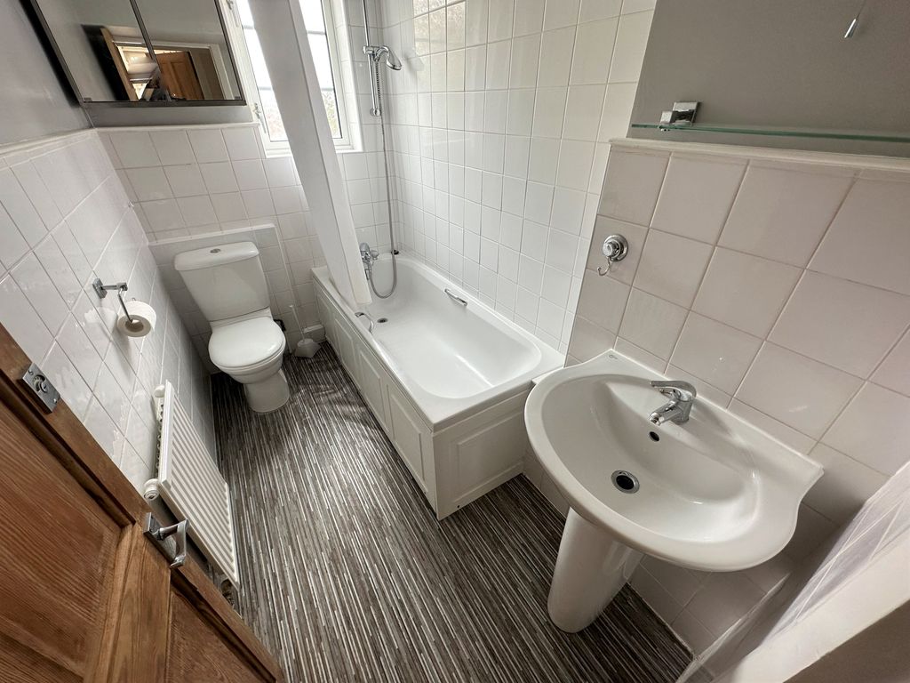 2 bed flat for sale in Alexandra Avenue, Harrow HA2, £285,000