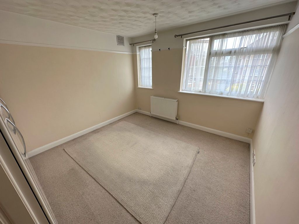 2 bed flat for sale in Alexandra Avenue, Harrow HA2, £285,000