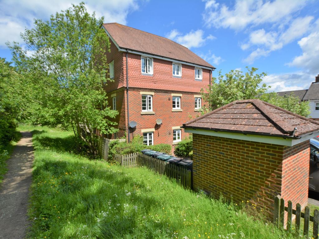 2 bed flat for sale in Chater Close, Ashford TN23, £107,500