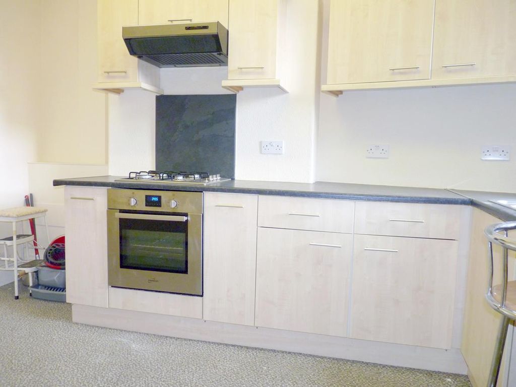 2 bed flat for sale in Bower Road, Harrogate HG1, £135,000
