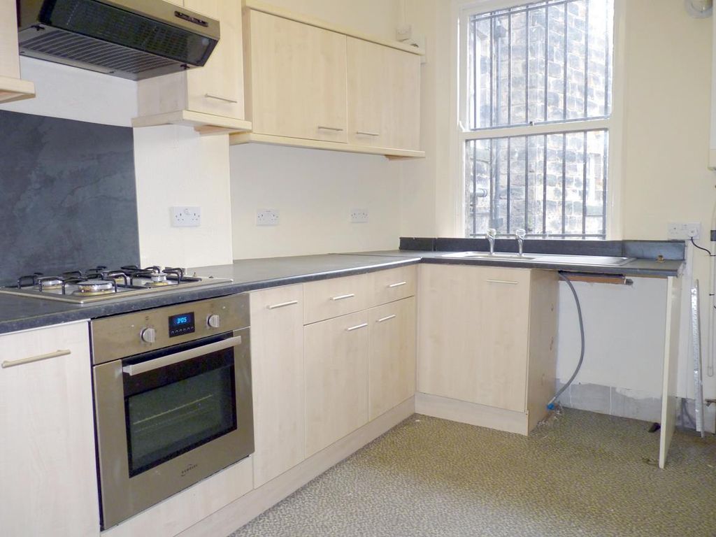 2 bed flat for sale in Bower Road, Harrogate HG1, £135,000