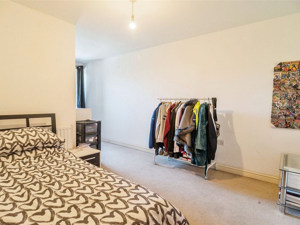 2 bed flat for sale in The Chase, Grays RM20, £260,000