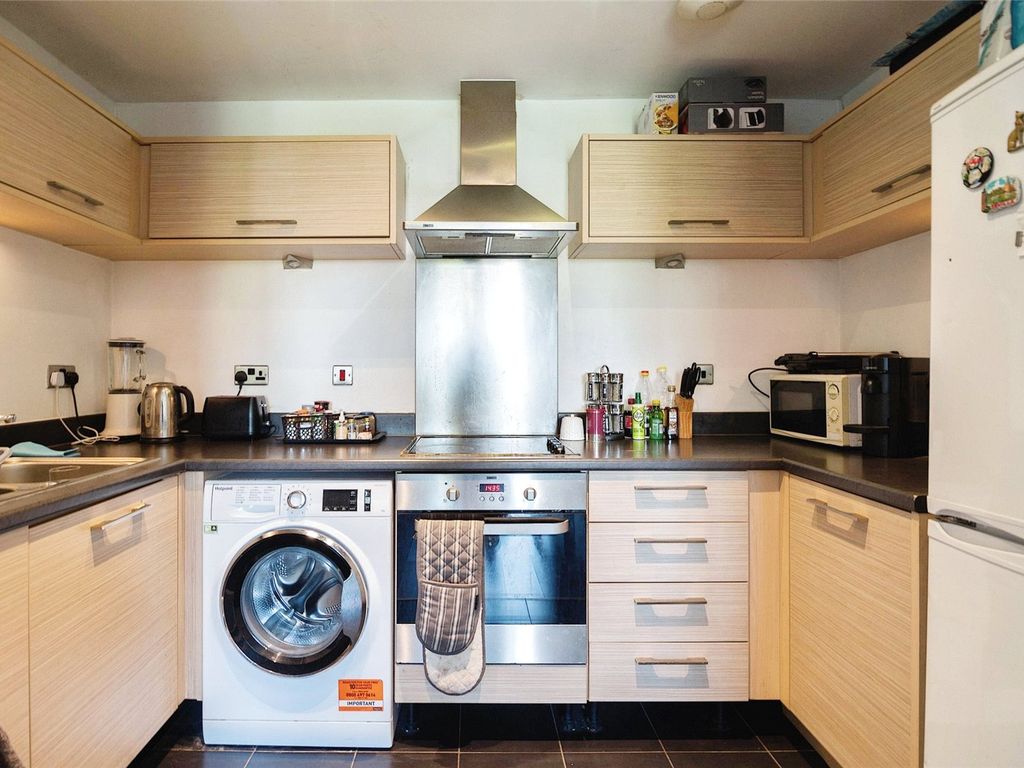 2 bed flat for sale in The Chase, Grays RM20, £260,000