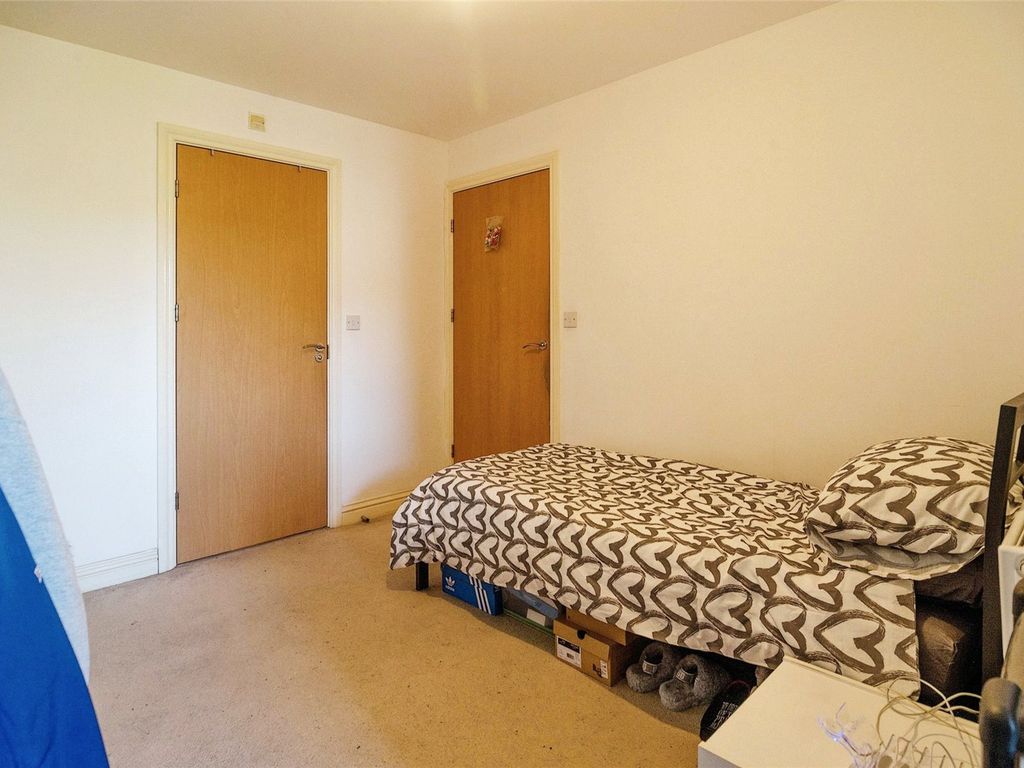 2 bed flat for sale in The Chase, Grays RM20, £260,000