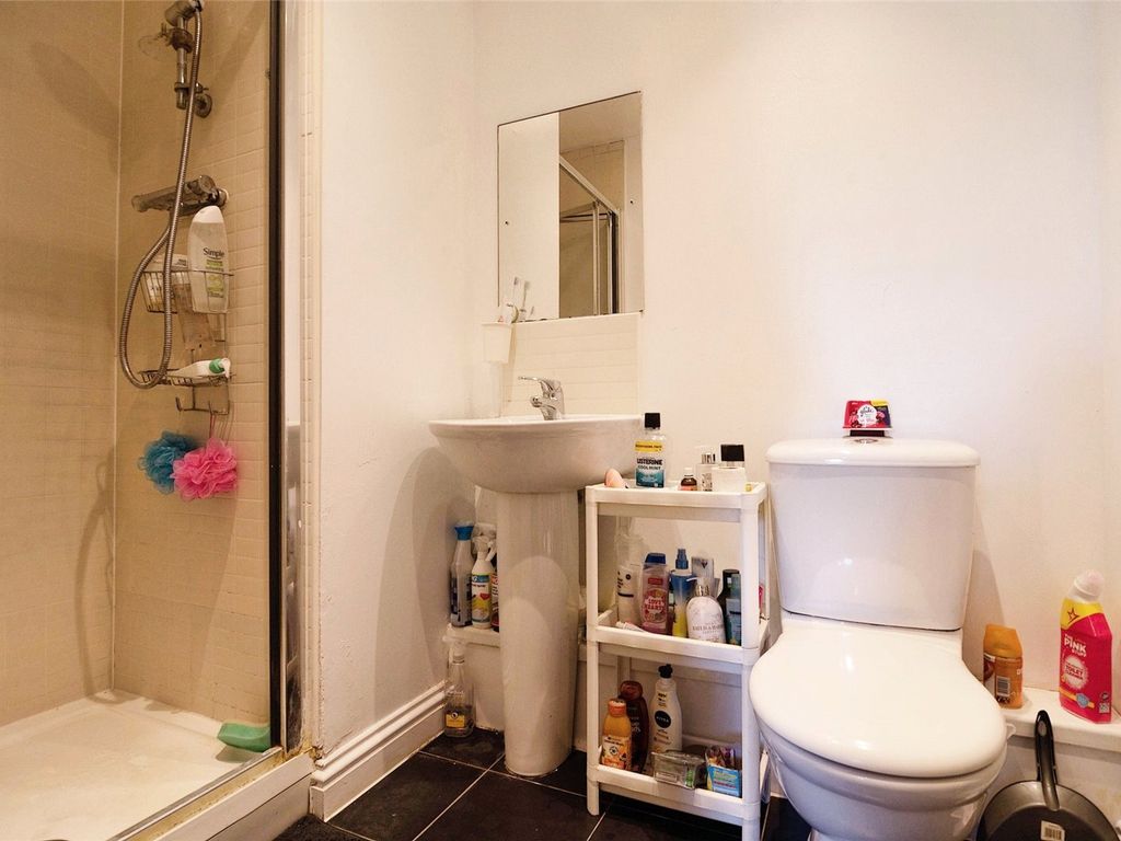 2 bed flat for sale in The Chase, Grays RM20, £260,000