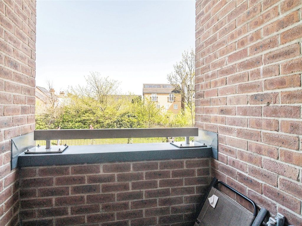 2 bed flat for sale in The Chase, Grays RM20, £260,000