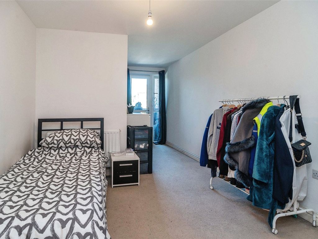 2 bed flat for sale in The Chase, Grays RM20, £260,000
