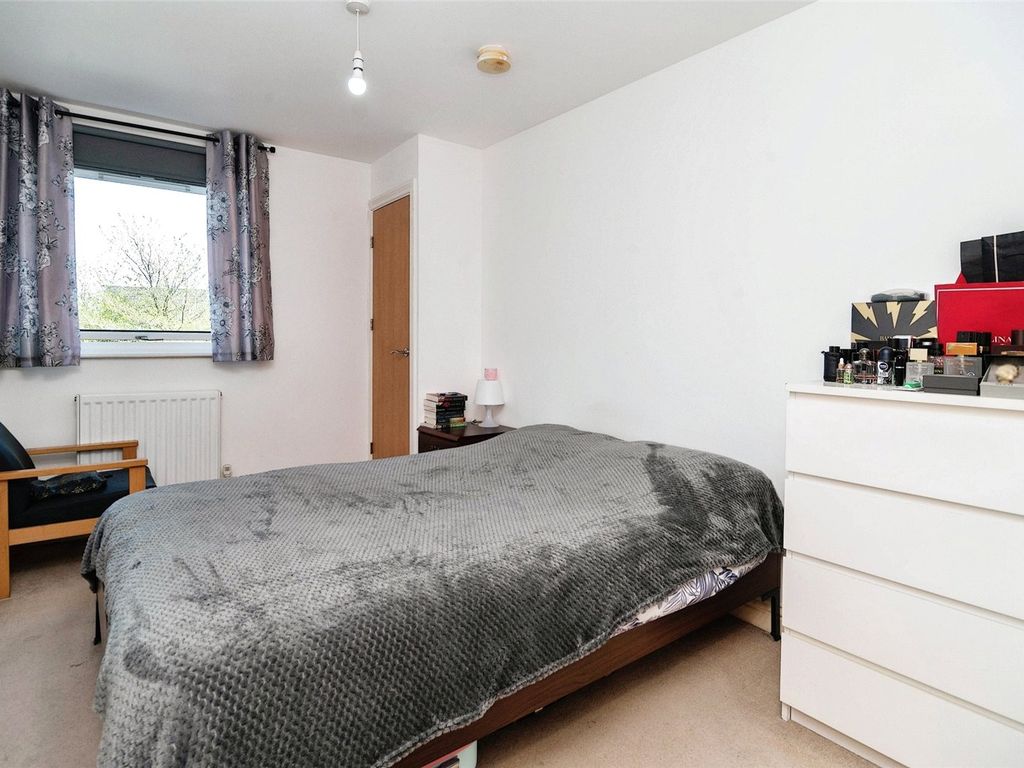 2 bed flat for sale in The Chase, Grays RM20, £260,000