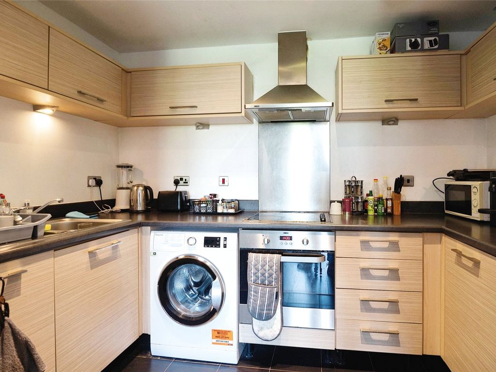 2 bed flat for sale in The Chase, Grays RM20, £260,000