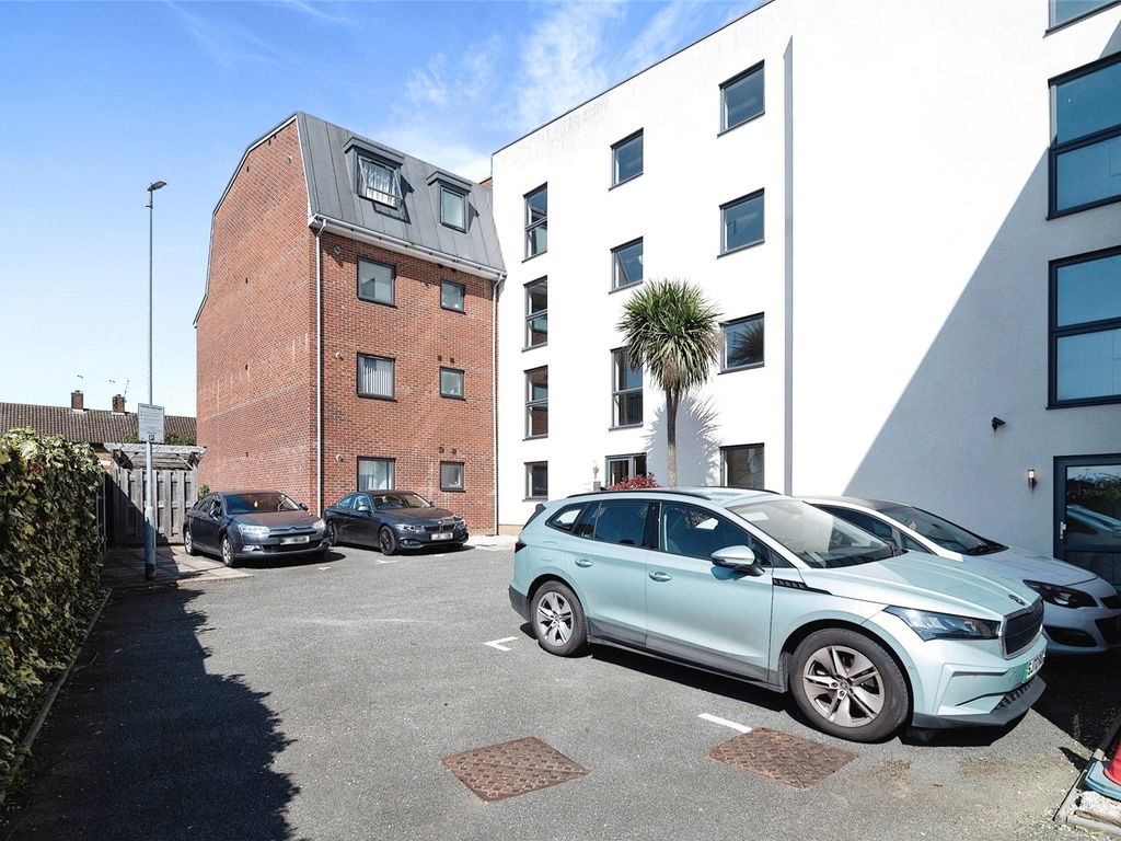 2 bed flat for sale in The Chase, Grays RM20, £260,000