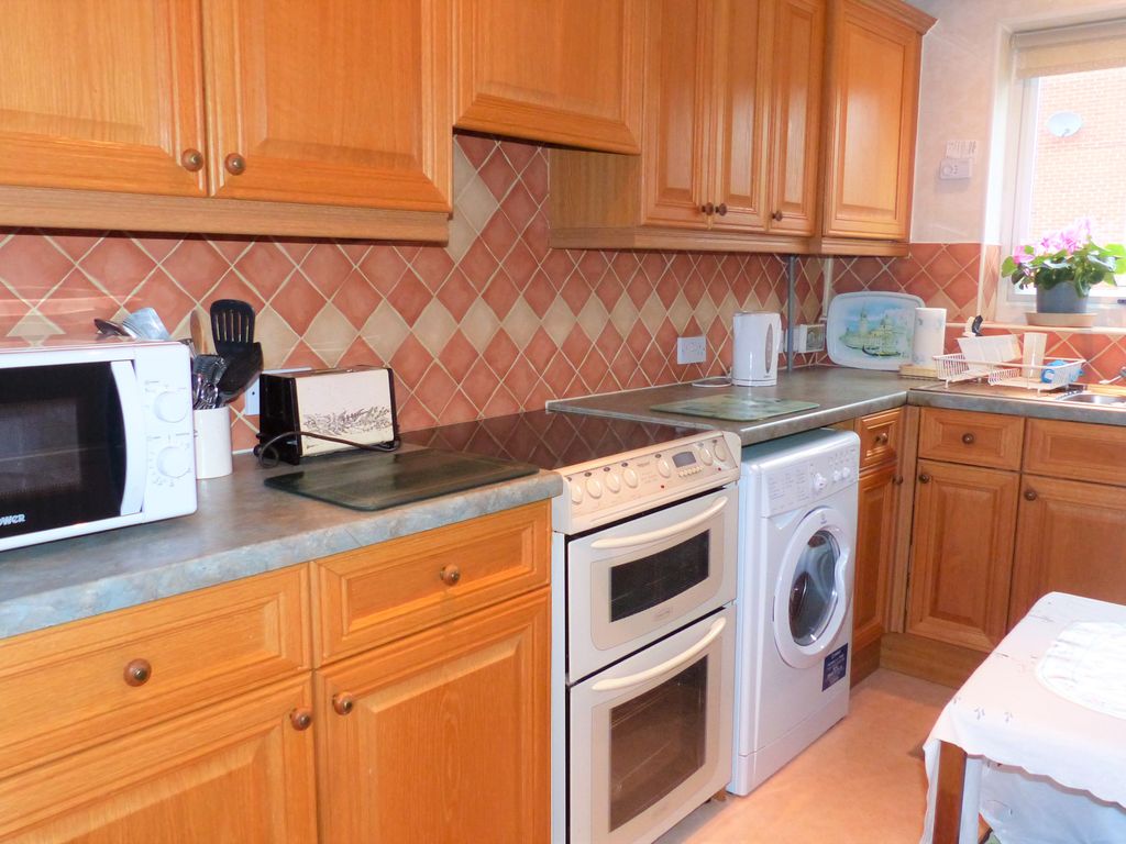 2 bed flat for sale in Henmore Place, Ashbourne DE6, £100,000