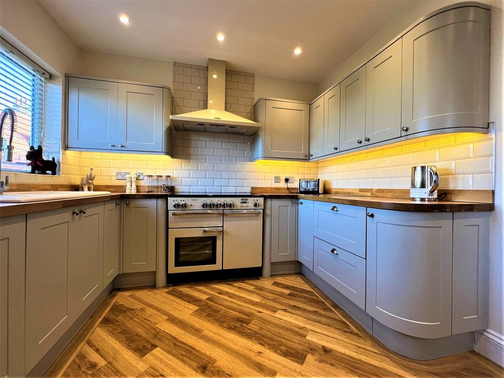 2 bed flat for sale in Holbeck Hill, Scarborough YO11, £200,000