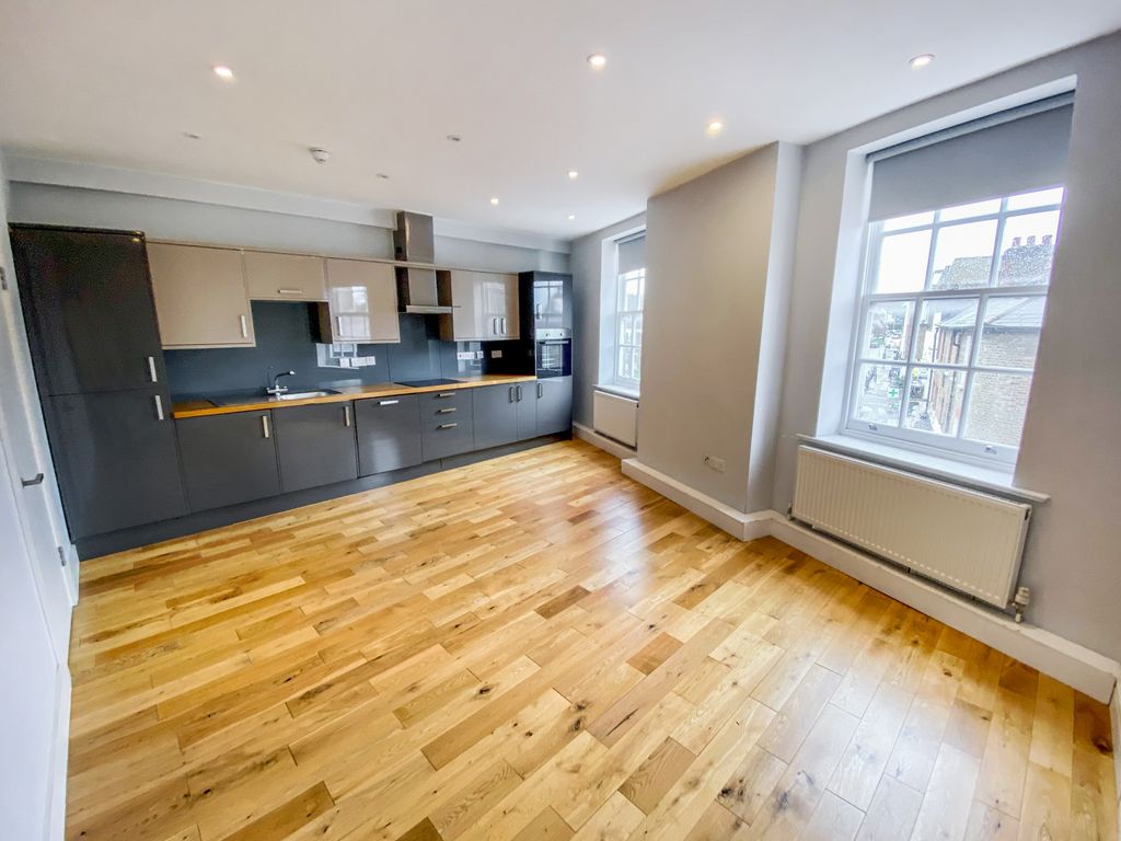 1 bed flat for sale in High Street, Esher KT10, £200,000