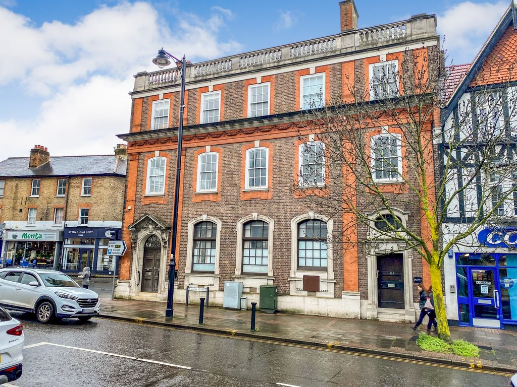 1 bed flat for sale in High Street, Esher KT10, £200,000