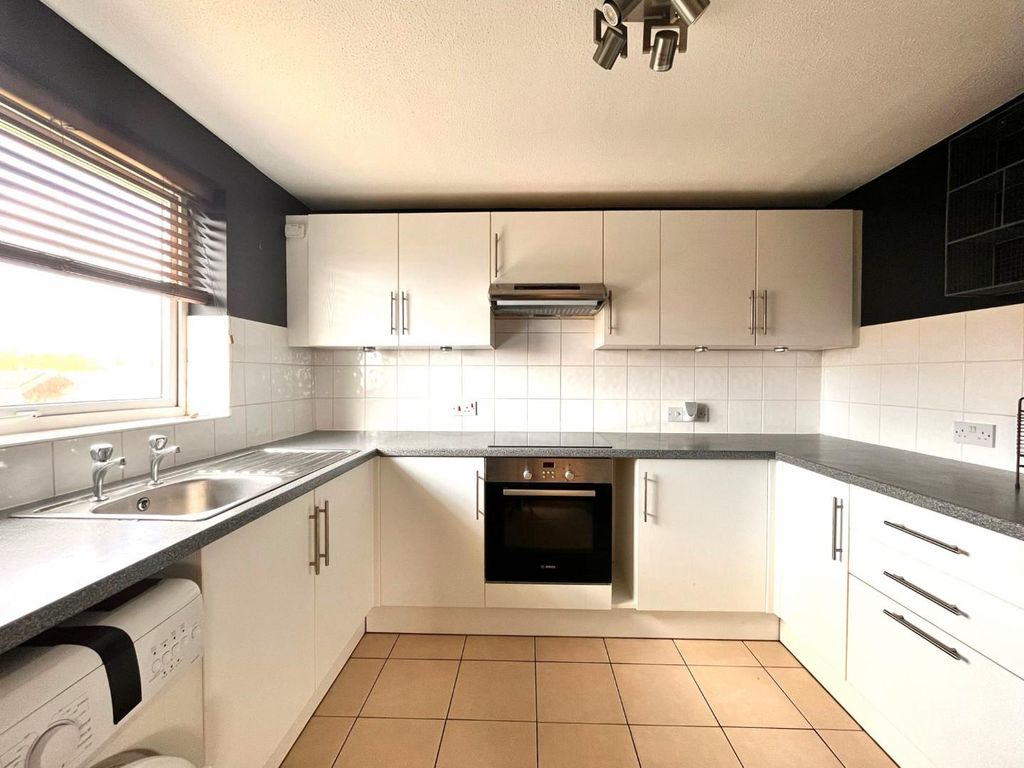 2 bed flat for sale in Old Station Way, Shefford SG17, £200,000