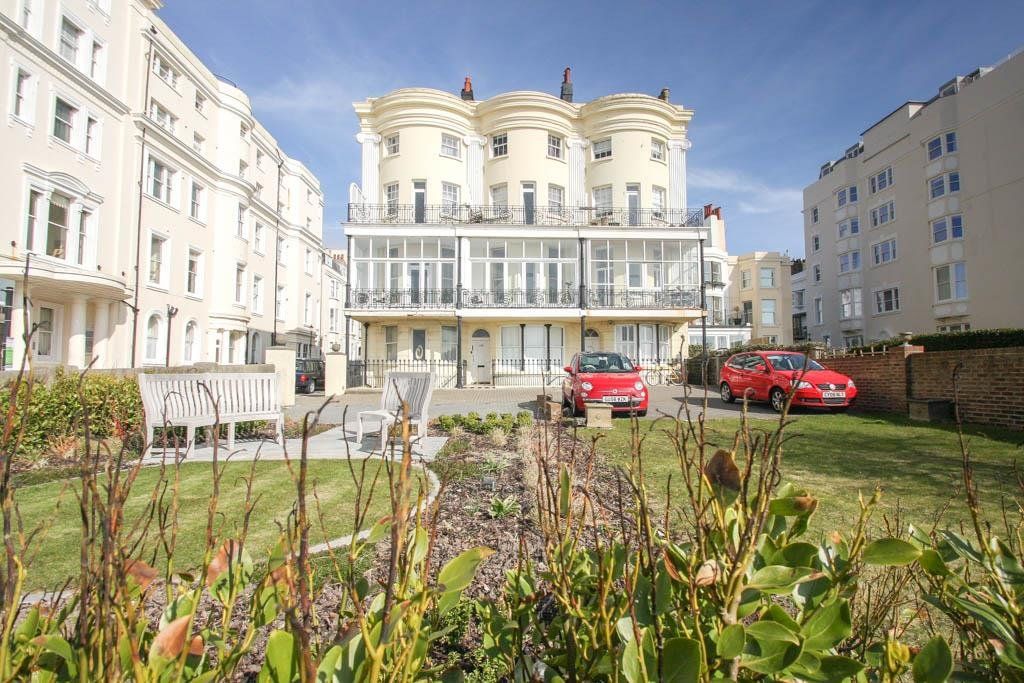 1 bed flat for sale in Marine Parade, Brighton BN2, £340,000