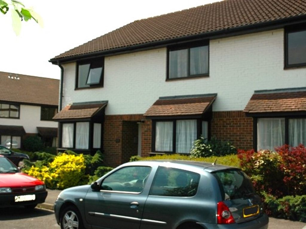 1 bed flat for sale in Old Station Way, Godalming GU7, £210,000