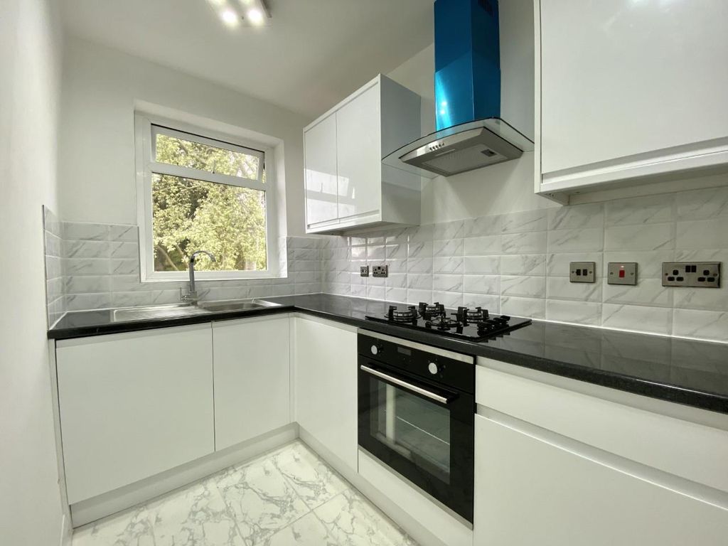 2 bed maisonette for sale in Avon Close, Hayes UB4, £300,000