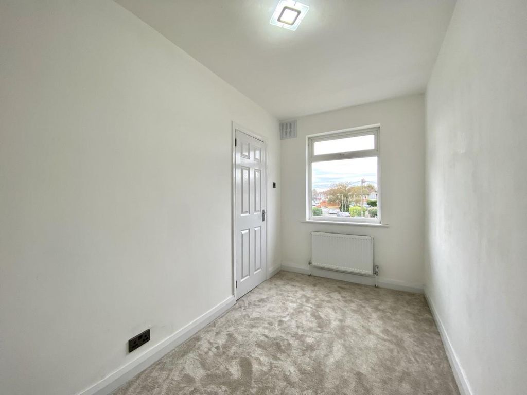 2 bed maisonette for sale in Avon Close, Hayes UB4, £300,000