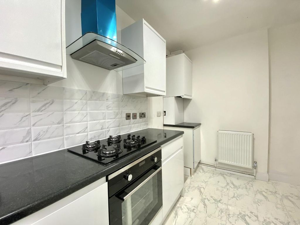 2 bed maisonette for sale in Avon Close, Hayes UB4, £300,000