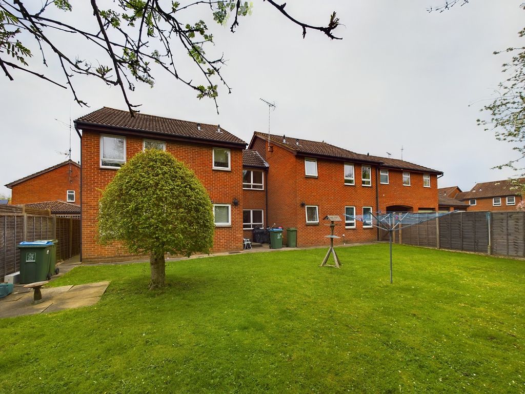 Studio for sale in Meadow Close, The Coppice, Aylesbury HP20, £110,000