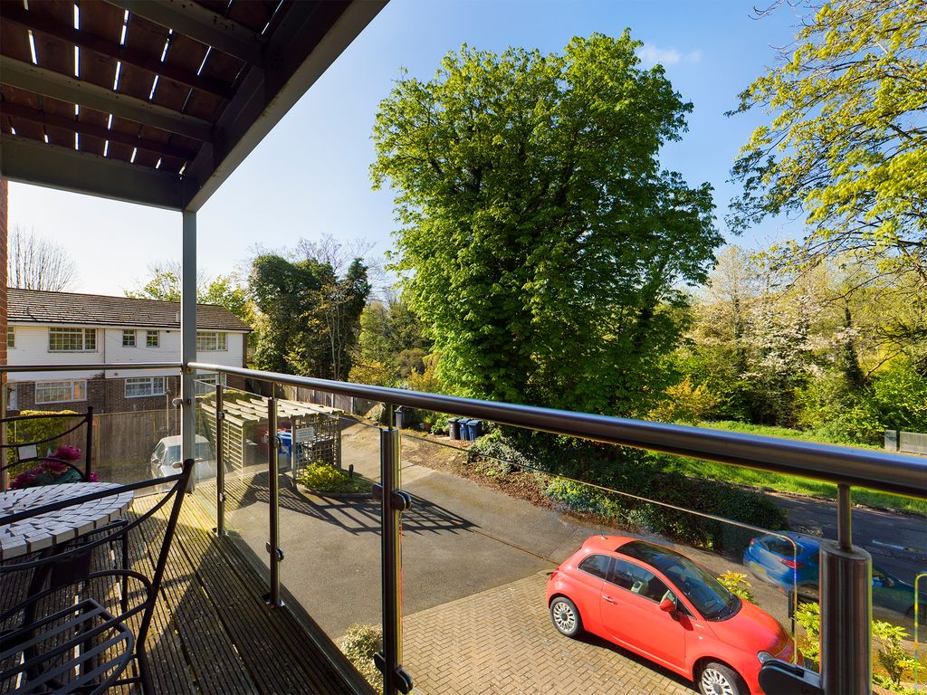 1 bed flat for sale in London Road, High Wycombe HP11, £200,000