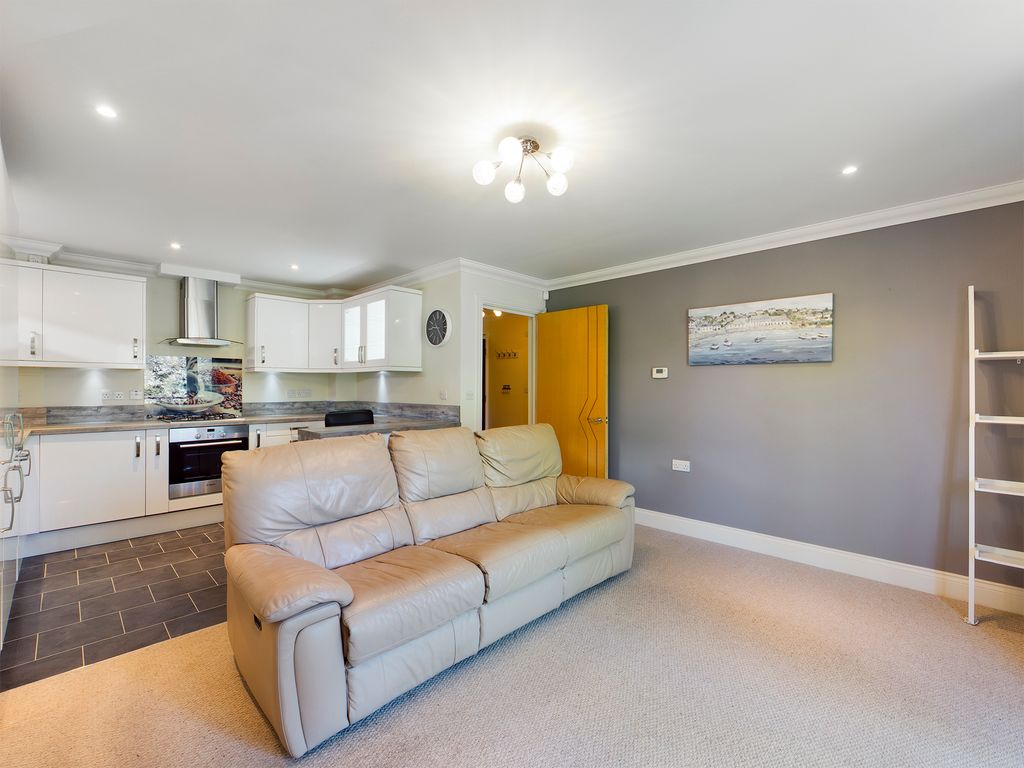 1 bed flat for sale in London Road, High Wycombe HP11, £200,000