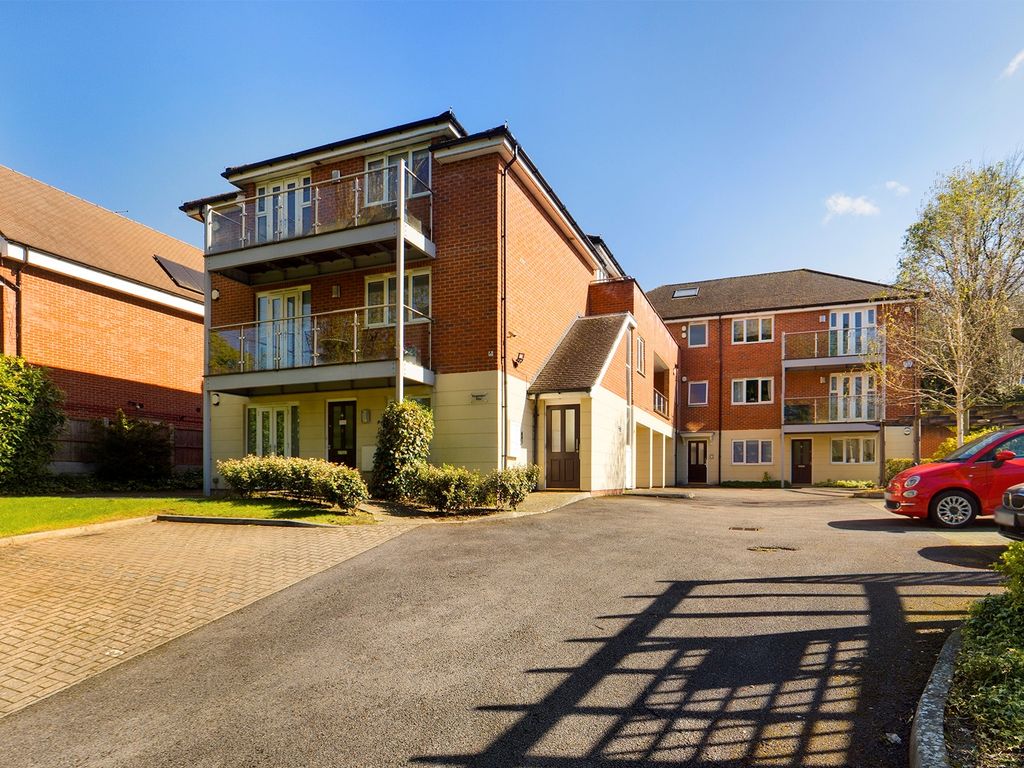 1 bed flat for sale in London Road, High Wycombe HP11, £200,000