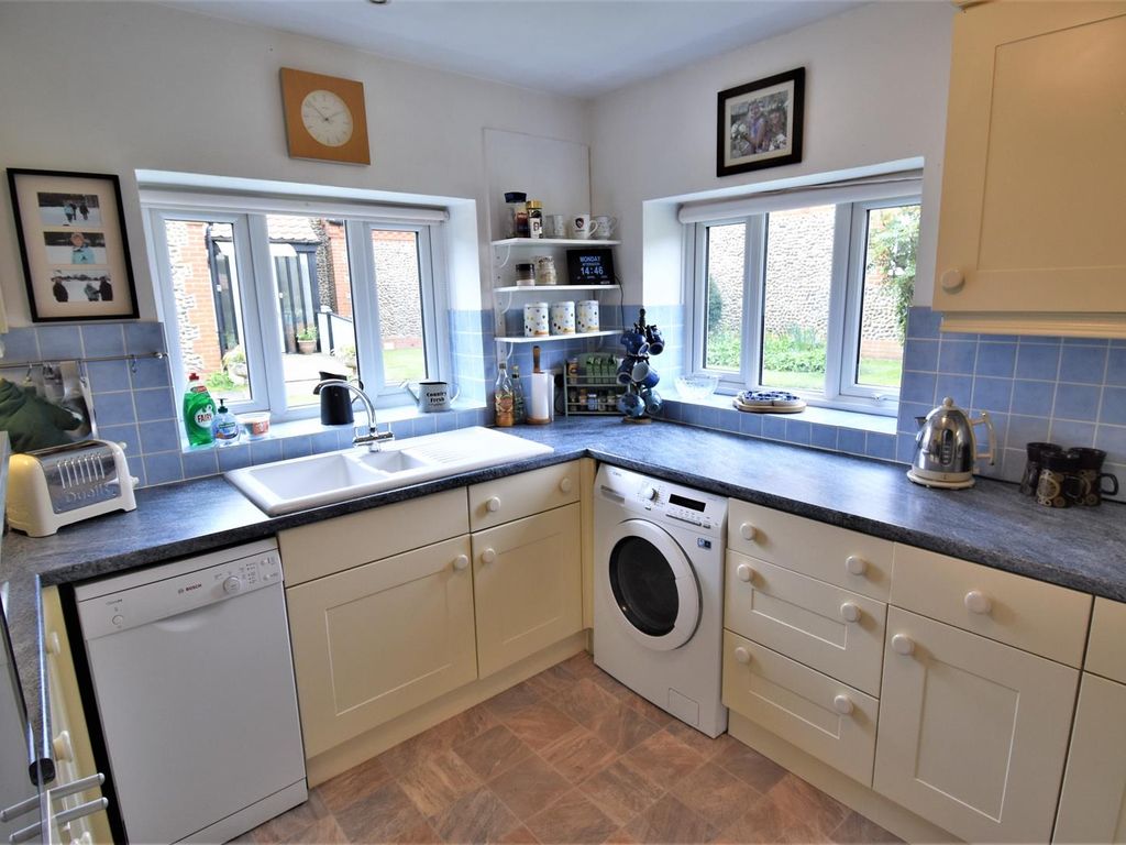 2 bed flat for sale in The Beeches, Station Road, Holt NR25, £200,000